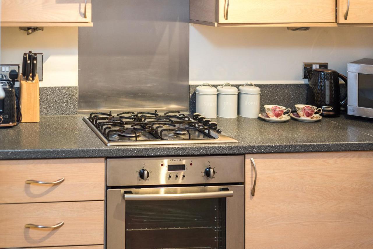 Elegant 2 Bedroom City Centre Apartment - Free Parking - Private Balcony EDI Buitenkant foto