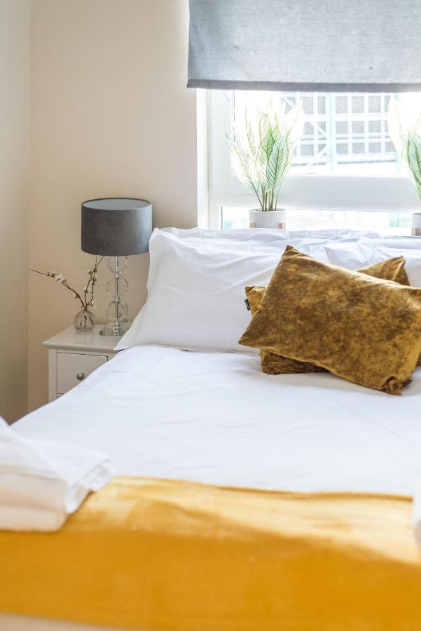 Elegant 2 Bedroom City Centre Apartment - Free Parking - Private Balcony EDI Buitenkant foto