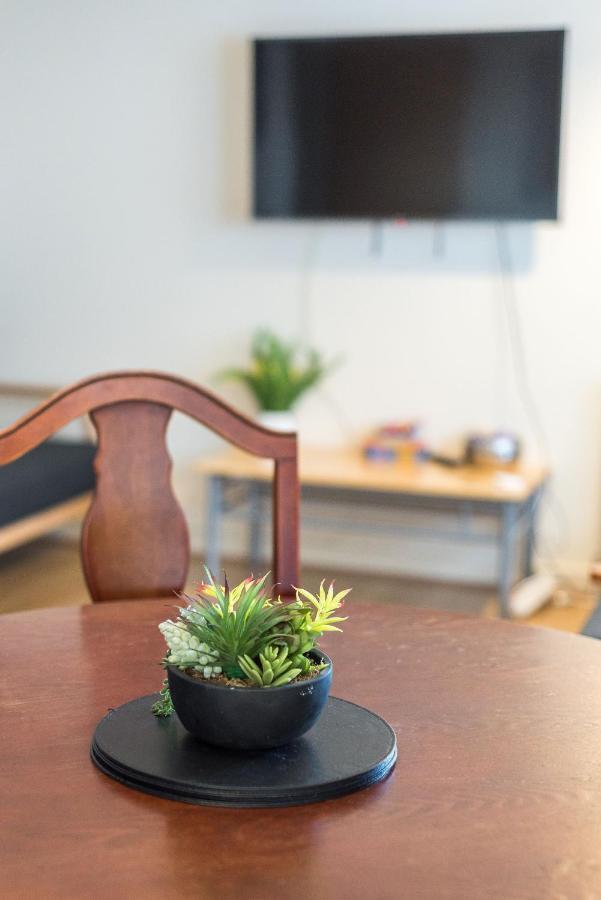 Elegant 2 Bedroom City Centre Apartment - Free Parking - Private Balcony EDI Buitenkant foto