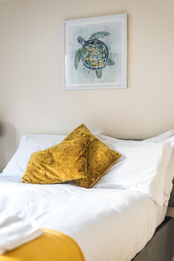 Elegant 2 Bedroom City Centre Apartment - Free Parking - Private Balcony EDI Buitenkant foto
