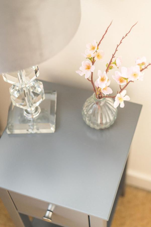 Elegant 2 Bedroom City Centre Apartment - Free Parking - Private Balcony EDI Buitenkant foto