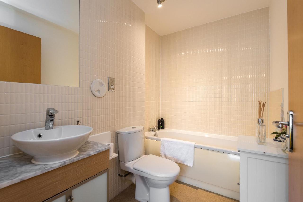 Elegant 2 Bedroom City Centre Apartment - Free Parking - Private Balcony EDI Buitenkant foto